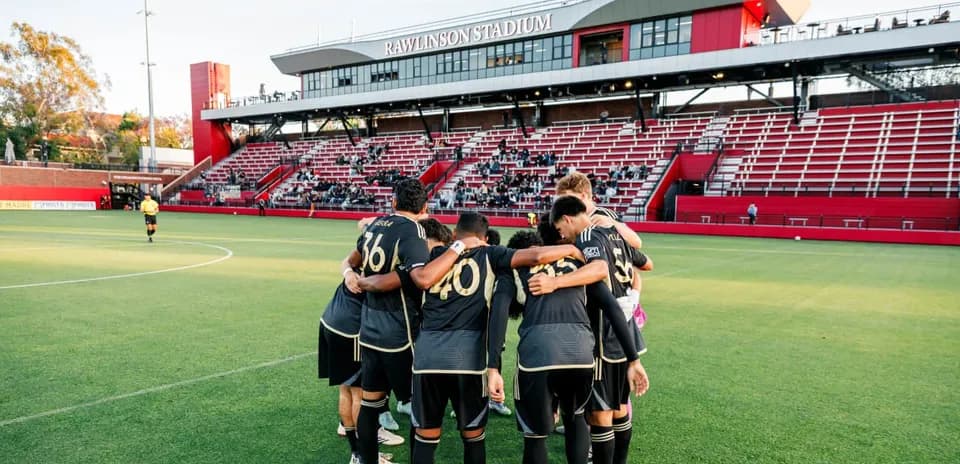 Jugadores de Los Angeles FC II en huddle