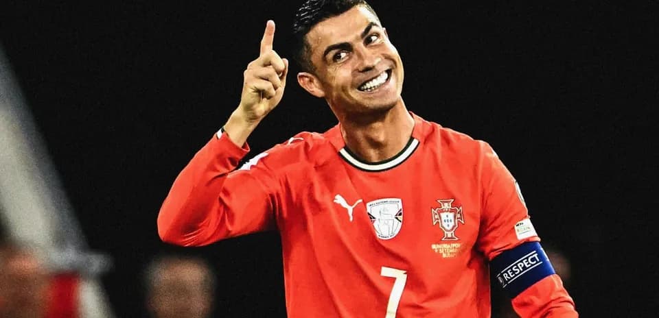 Jugador señalando al cielo durante un partido