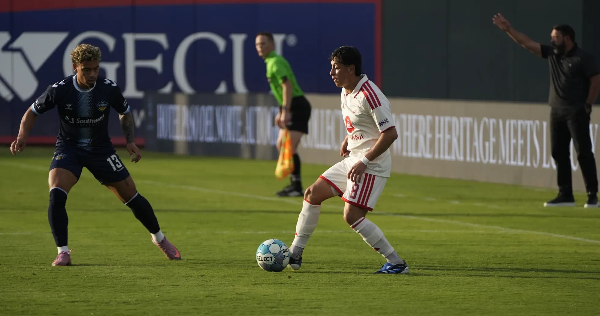 El jugador del El Paso Locomotive con el balón