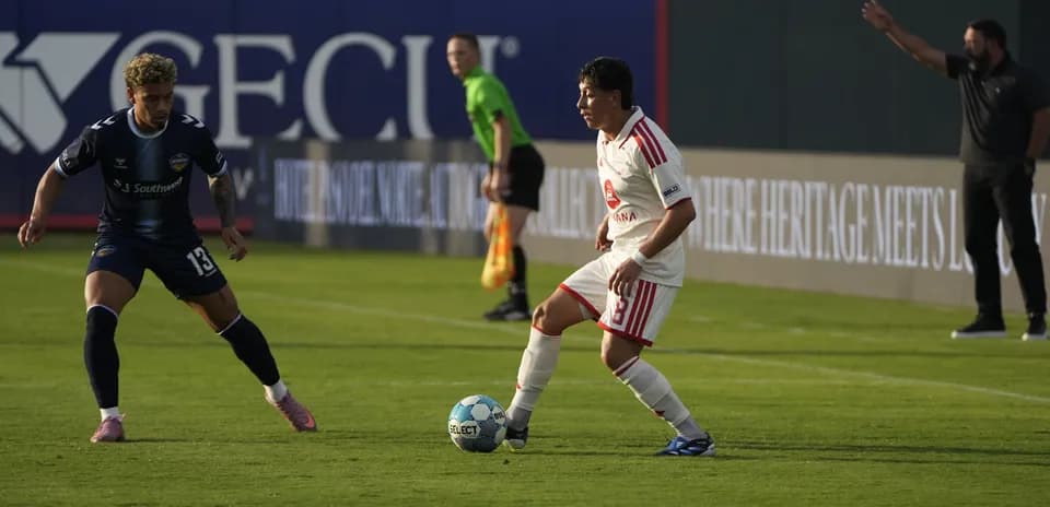 El jugador del El Paso Locomotive con el balón