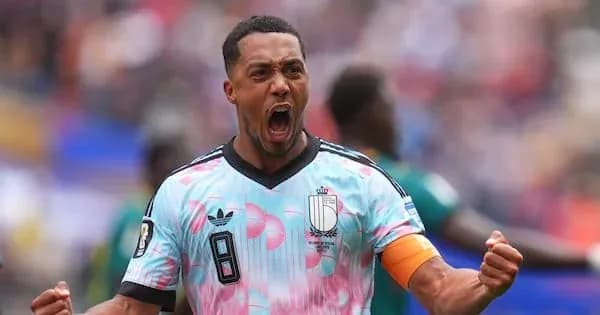 Jugador celebrando un gol con camiseta colorida