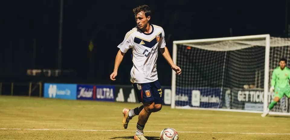 Jugador de Real Monarchs con balón en campo
