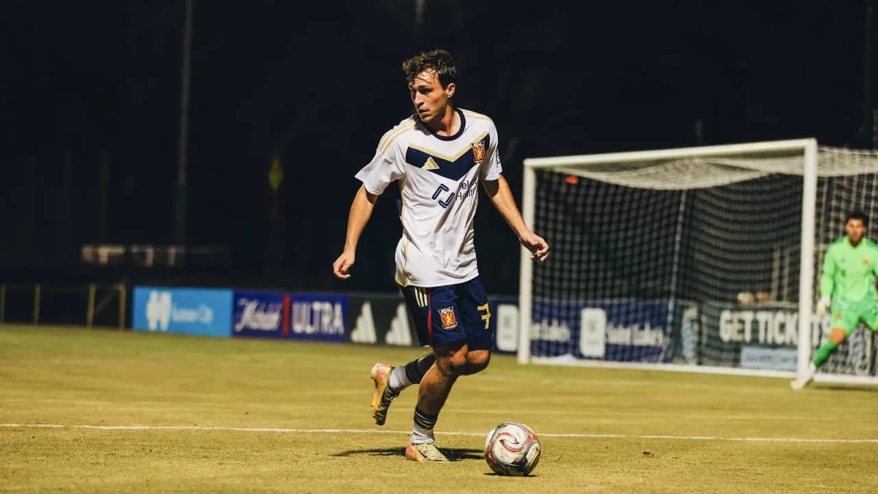 Jugador de Real Monarchs con balón en campo