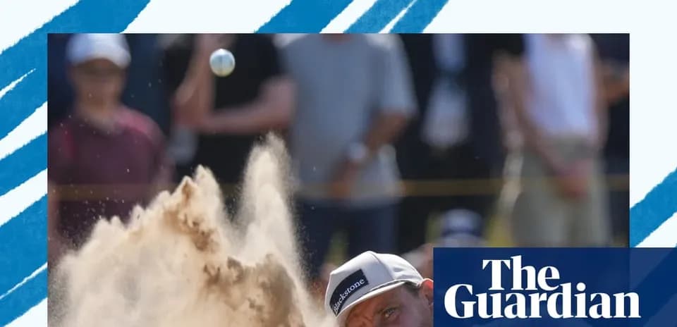 Jugador de golf golpeando la pelota desde la arena