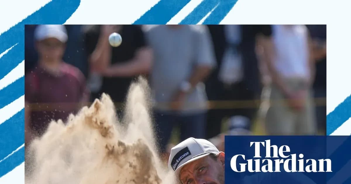 Jugador de golf golpeando la pelota desde la arena