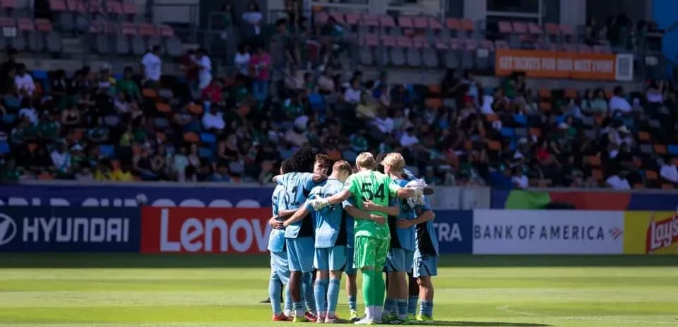 Jugadores de Houston Dynamo FC II en huddle