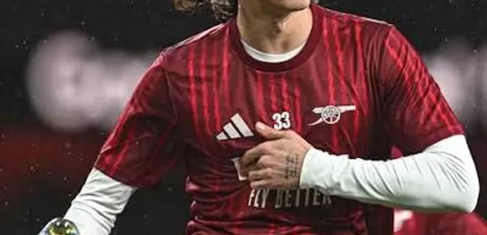 Jugador de Arsenal ajustando su calcetín en el campo