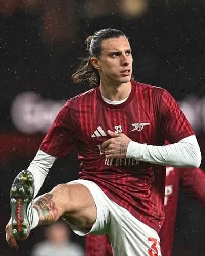 Jugador de Arsenal ajustando su calcetín en el campo