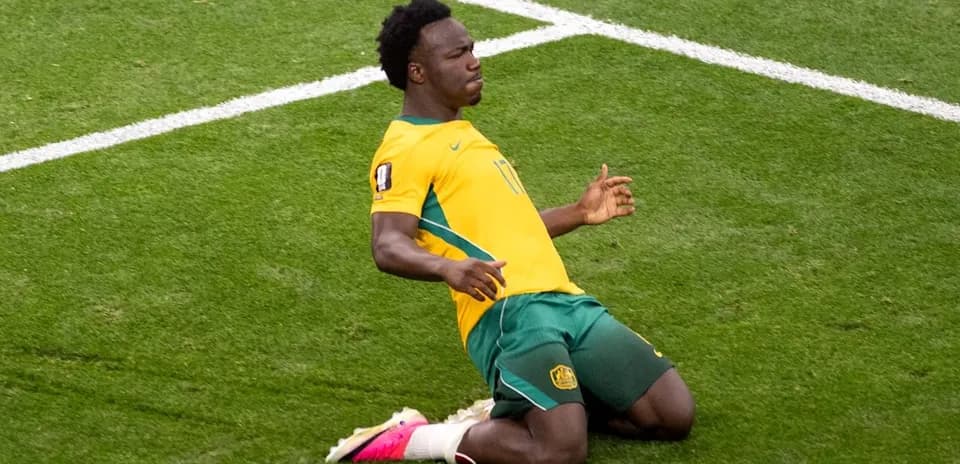 Jugador celebrando en el campo durante un partido