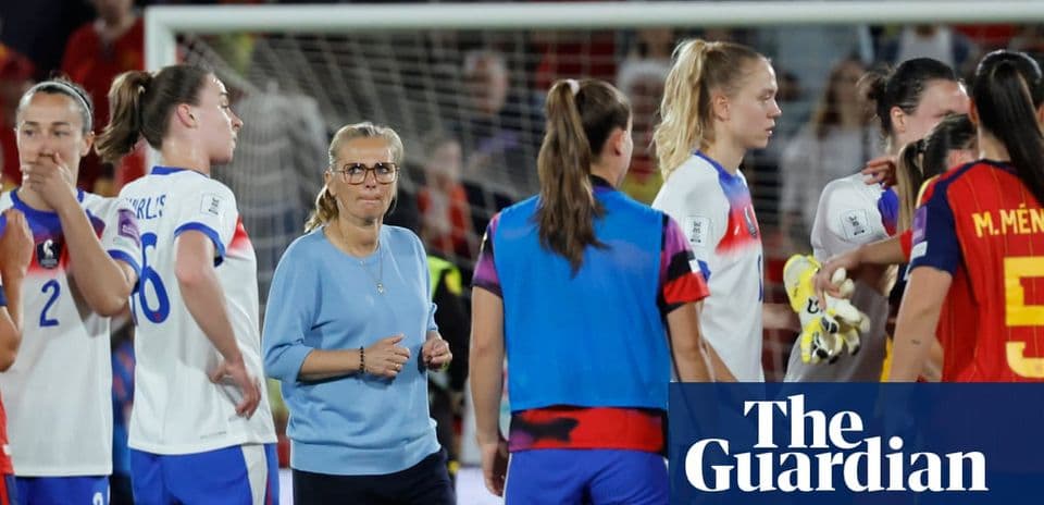 Jugadoras y entrenadora tras un partido de fútbol