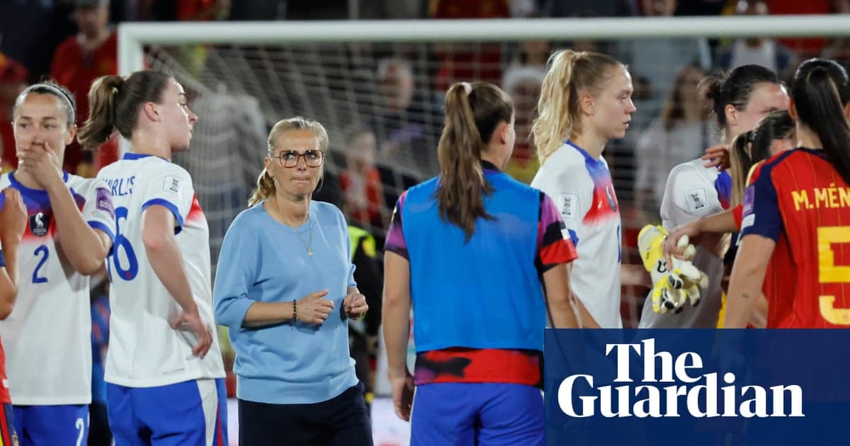 Jugadoras y entrenadora tras un partido de fútbol
