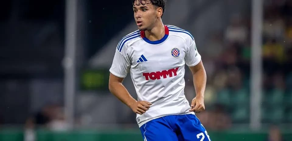 Jugador corriendo con camiseta del club en campo