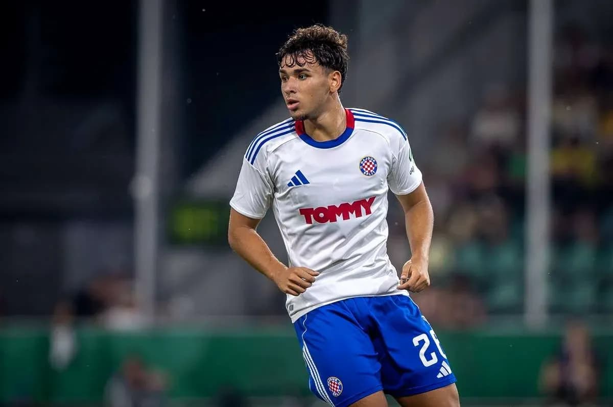 Jugador corriendo con camiseta del club en campo