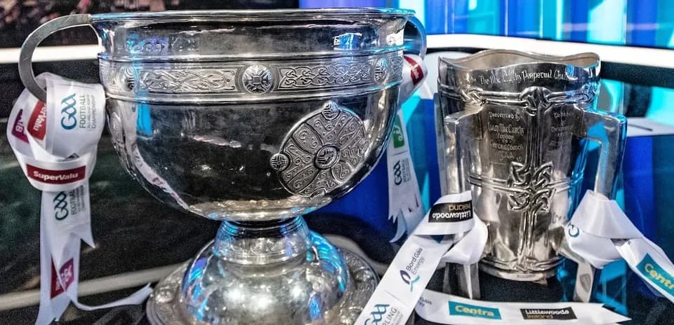 Trofeos de GAA con cintas de patrocinadores
