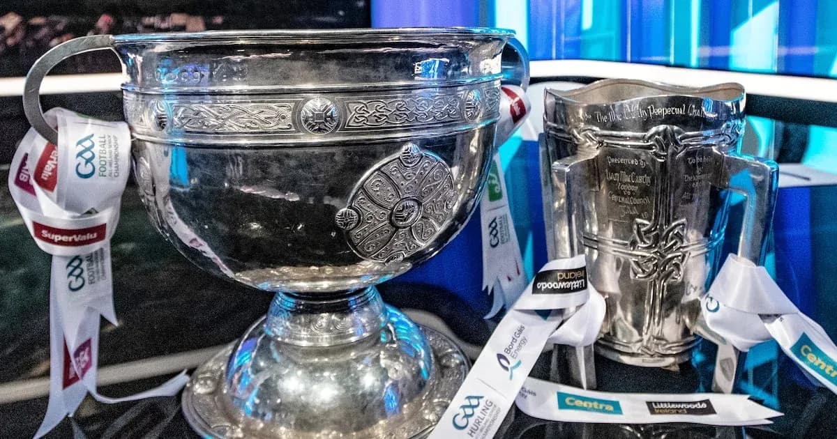 Trofeos de GAA con cintas de patrocinadores