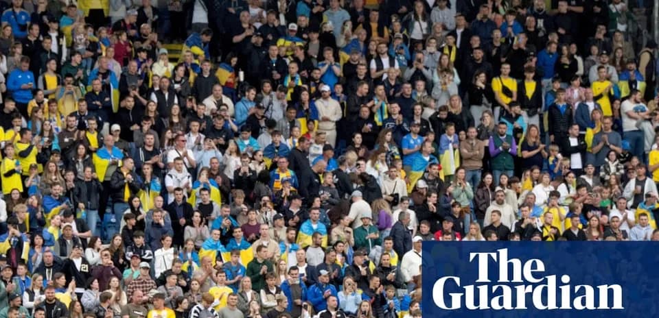 Aficionados animando en un estadio de fútbol