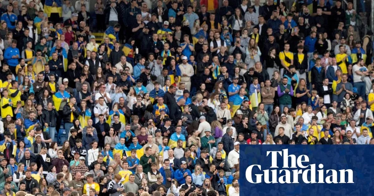 Aficionados animando en un estadio de fútbol