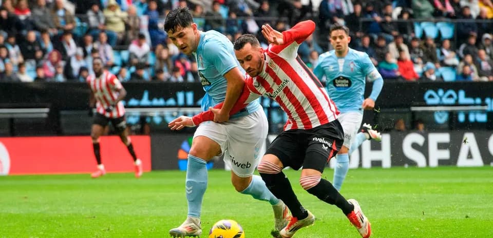 Dos jugadores luchando por el balón en La Liga