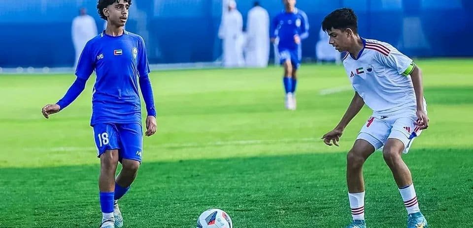 Jugadores de Bani Yas y Al Jazira en acción