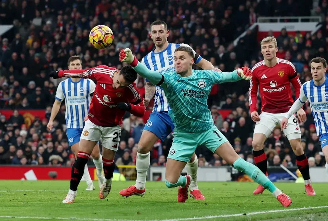Jugadores de Brighton y Manchester United en acción