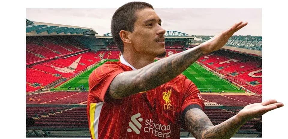 Jugador de Liverpool en Anfield señalando hacia el campo
