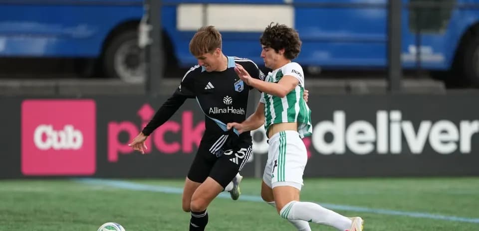 Jugador de Minnesota United II luchando por el balón