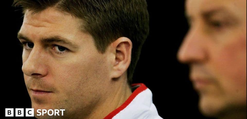 Steven Gerrard y otro hombre en una conferencia