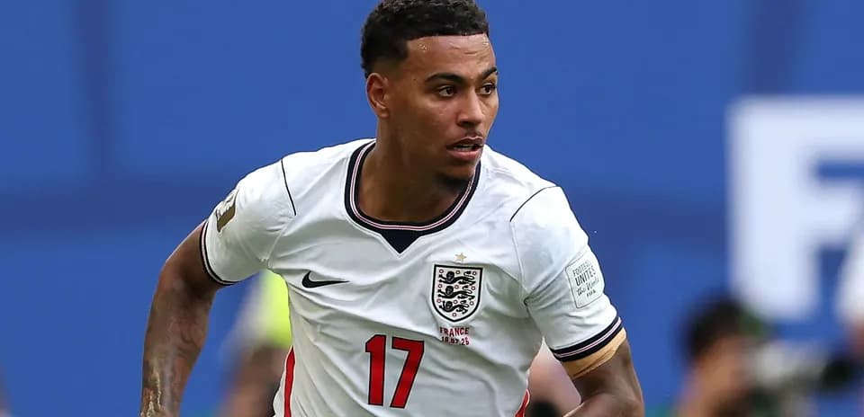 Jugador de Inglaterra corriendo con el balón durante el partido