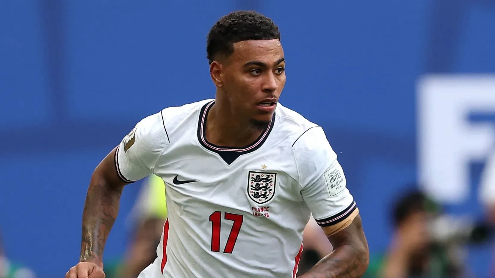 Jugador de Inglaterra corriendo con el balón durante el partido