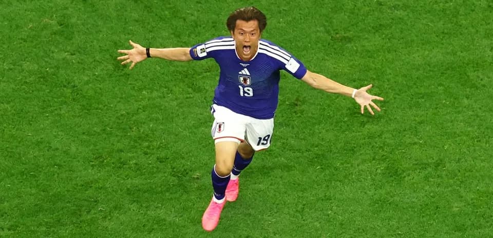 Jugador japonés celebrando un gol en el partido