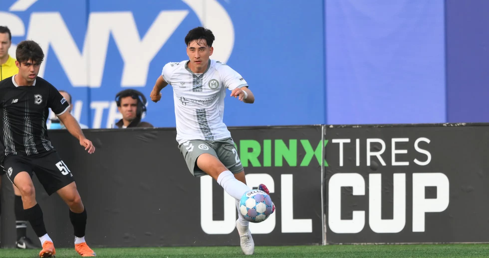 Jugador de Hartford Athletic persiguiendo el balón