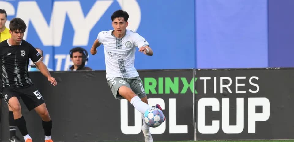 Jugador de Hartford Athletic persiguiendo el balón