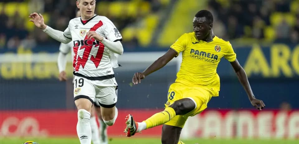 Jugador de Villarreal en acción contra Rayo Vallecano