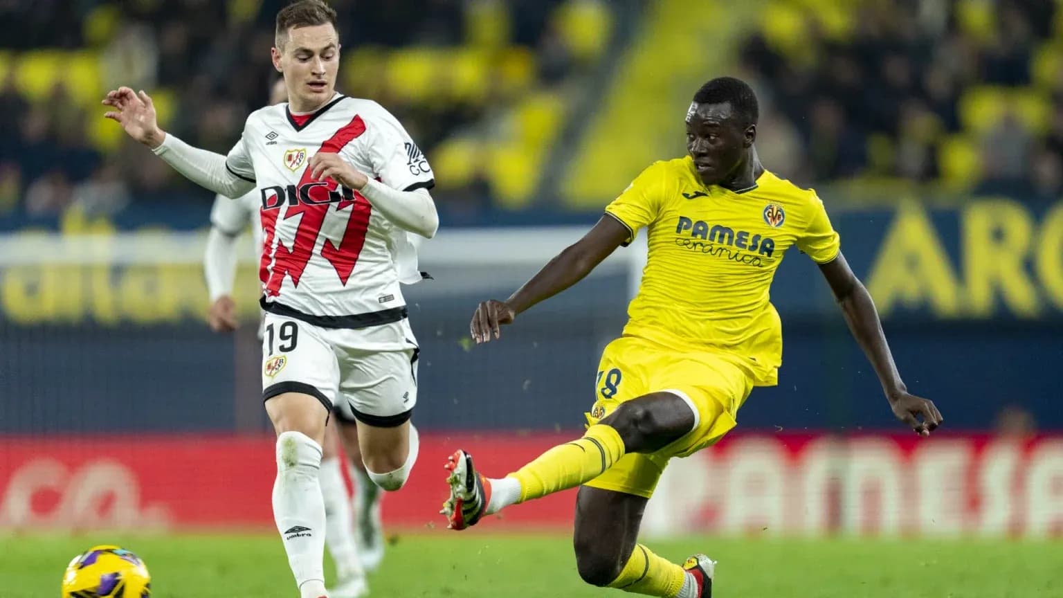 Jugador de Villarreal en acción contra Rayo Vallecano