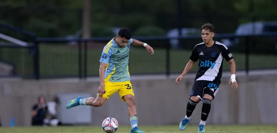 Jugador de New York RB II disparando a puerta