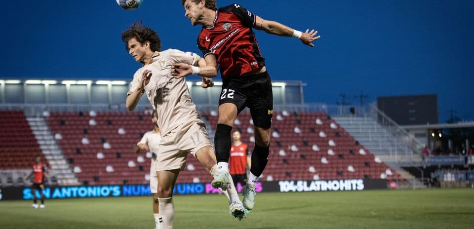 Jugador de San Antonio saltando por el balón