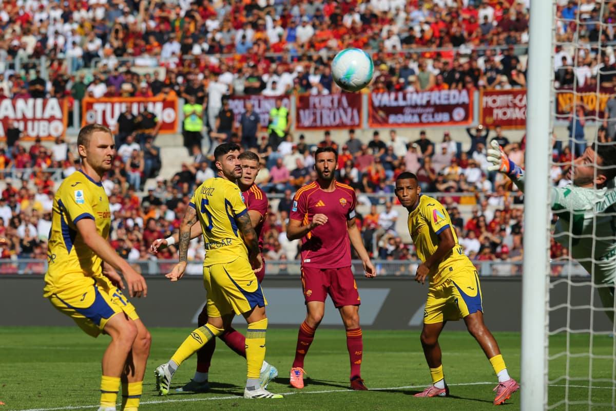 Jugadores de Hellas Verona y AS Roma en el partido