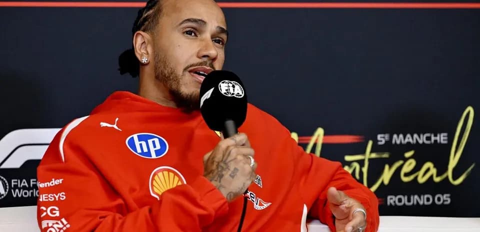 Lewis Hamilton hablando en conferencia de prensa