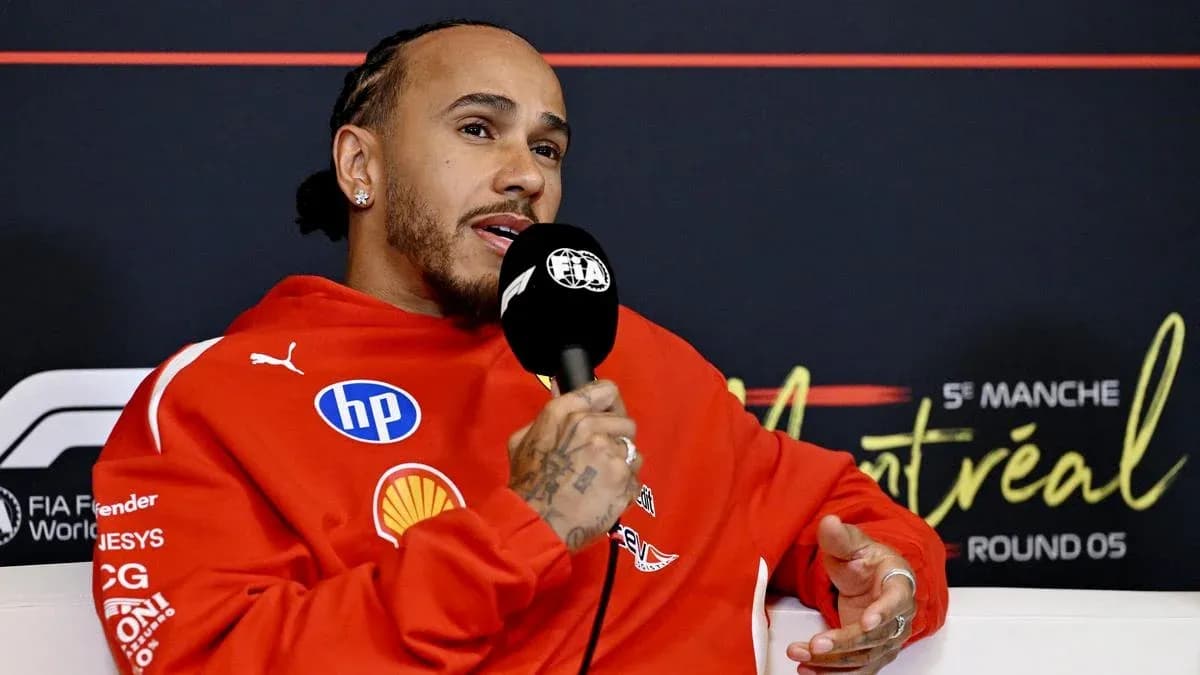 Lewis Hamilton hablando en conferencia de prensa