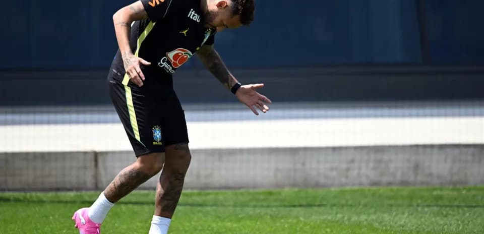 Neymar entrenando en la cancha con equipo de Brasil