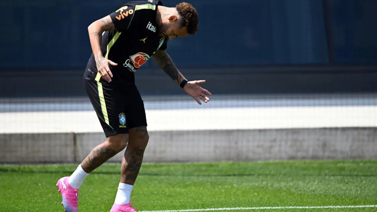 Neymar entrenando en la cancha con equipo de Brasil
