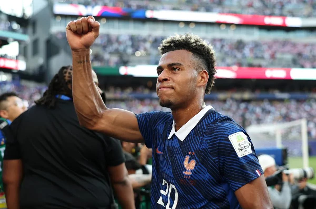 Jugador de Francia celebrando con el puño en alto