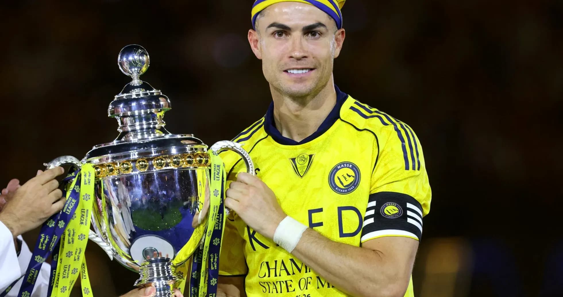 Jugador sosteniendo trofeo en celebración de victoria