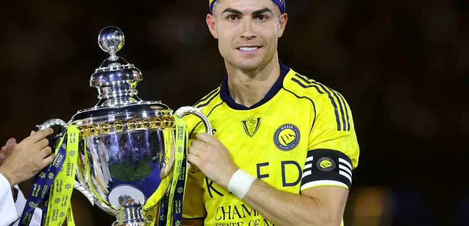 Jugador sosteniendo trofeo en celebración de victoria