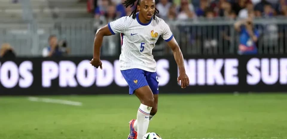 Jugador de Francia avanzando con el balón en el campo