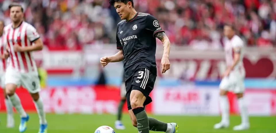 Jugador en acción durante un partido de fútbol