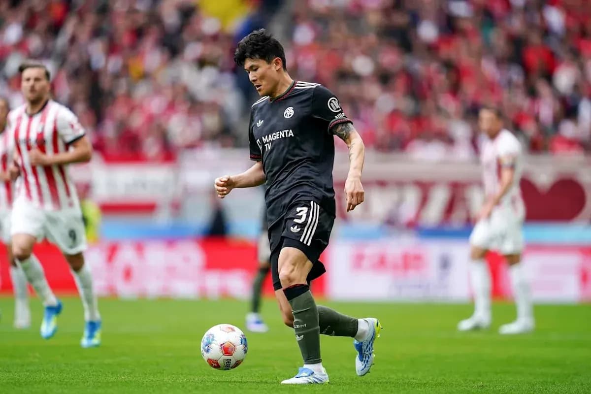 Jugador en acción durante un partido de fútbol