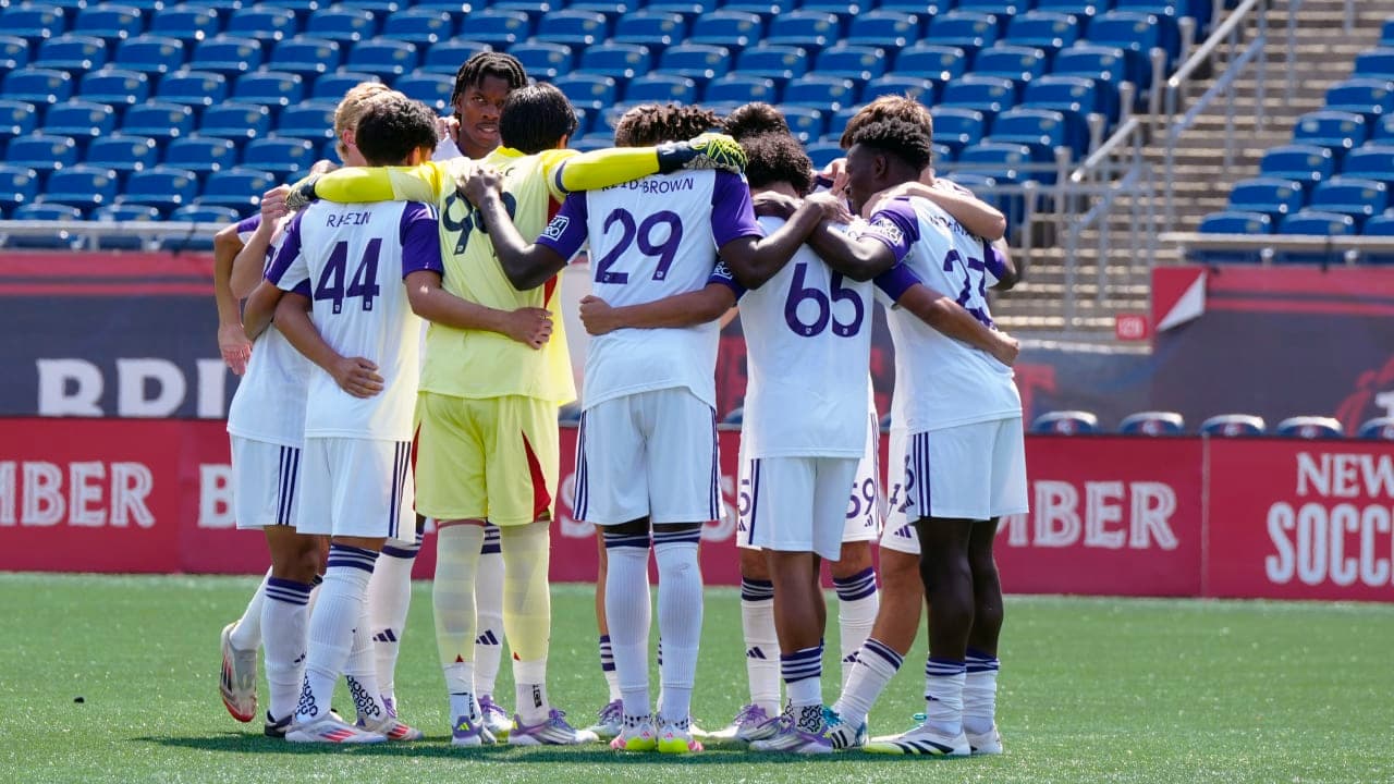 Jugadores de Orlando City II en círculo