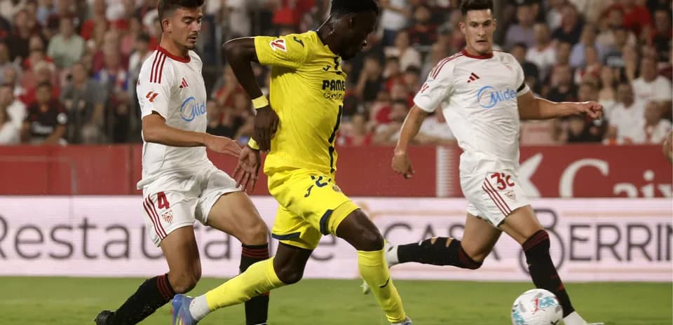 Jugadores compitiendo por el balón en partido