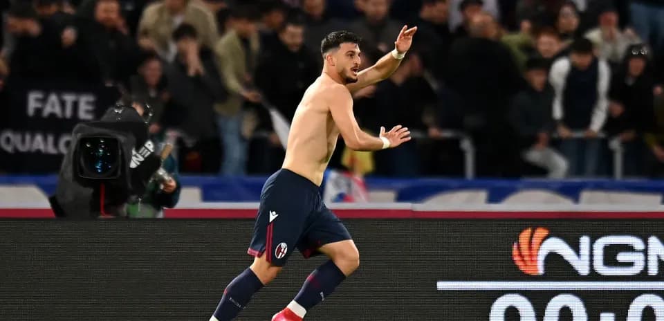 Jugador de Bologna celebrando un gol en el partido